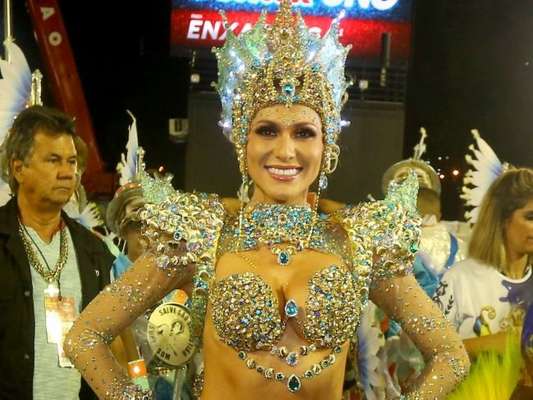 Lívia Andrade fez sua estreia como rainha de bateria no Rio de Janeiro na madrugada desta segunda-feira, 24 de fevereiro de 2020