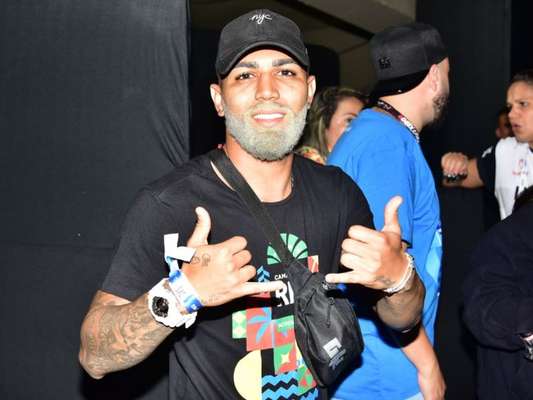 Gabigol opta por discrição na Sapucaí após sair acompanhado por atriz. Veja fotos deste domingo, dia 24 de fevereiro de 2020