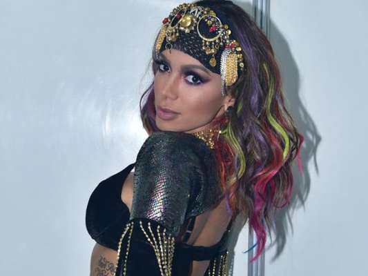 Anitta faz show em camarote e posa com novo affair em bastidores neste domingo, dia 23 de fevereiro de 2020