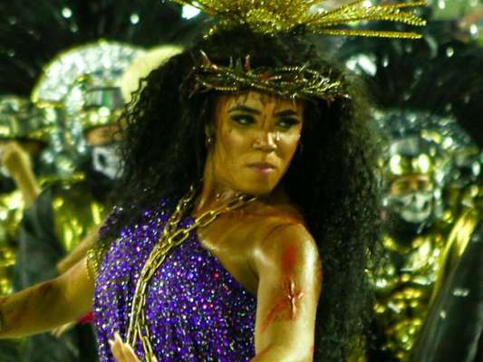 Carnaval 2020: rainha de bateria da Mangueira, Evelyn Bastos surgiu fantasiada como uma versão feminina de Cristo. 'Não é um Jesus que samba'