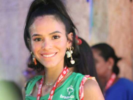 Bruna Marquezine se diverte no Camarote Expresso 2222 e tenta ver 'BBB20' pelo celular, em 23 de fevereiro de 2020.