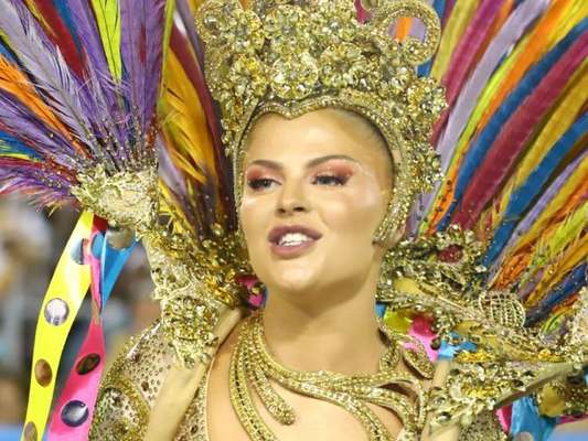 Luisa Sonza relatou medo de vomitar antes de estrear como musa da Grande Rio: 'Comi arroz, feijão e frango'