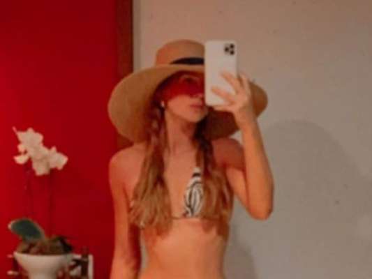 Marina Ruy Barbosa apostou em biquíni animal print ao fazer em momento de lazer nesta segunda-feira de carnaval, 24 de fevereiro de 2020