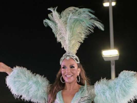 Ivete Sangalo apostou em um look brilhante, decotado e com plumas para seu último dia de Bloco Coruja nesta segunda-feira de carnaval, 24 de fevereiro de 2020