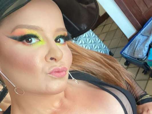Maiara, da dupla com Maraisa, exibiu look sensual para Carnaval nesta segunda-feira, 24 de fevereiro de 2020