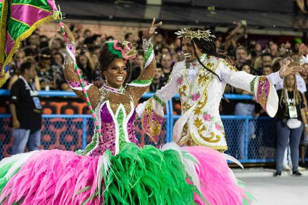 Porta-bandeiras foi elogiada por vestido único