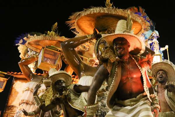 Desfile da Beija Flor, no grupo especial, no Sambódromo da Marquês de Sapucaí, nesta terça-feira (25).