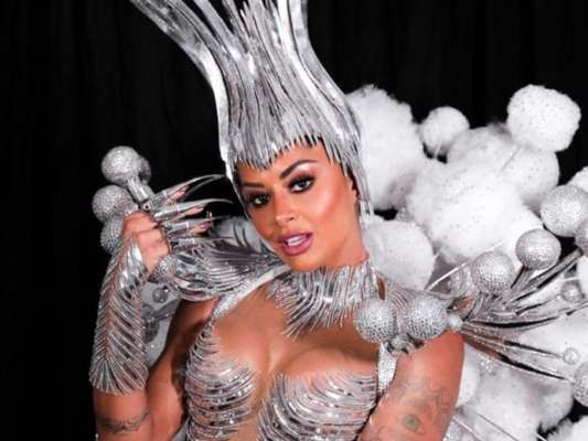 Aline Riscado brilhou em sua estreia com rainha de bateria da Vila Isabel nesta segunda-feira, 24 de fevereiro de 2020
