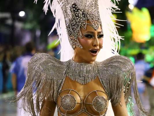 Sabrina Sato elogia a substituta, Aline Riscado, após desfile da Vila nesta segunda-feira, dia 25 de fevereiro de 2020