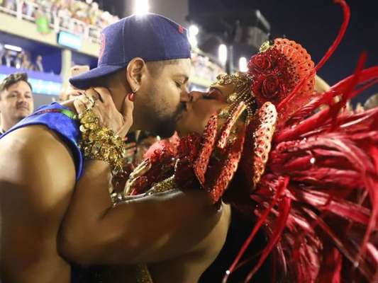 Viviane Araujo deu um beijo no namorado, Guilherme Militão, durante desfile do Salgueiro nesta segunda-feira, 24 de fevereiro de 2020