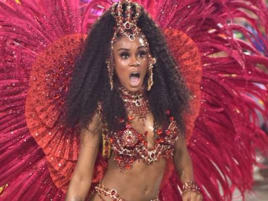 Globo confunde MC Rebecca e Fátima Bernardes corrige a gafe ao vivo na madrugada esta terça-feira, dia 25 de fevereiro de 2020