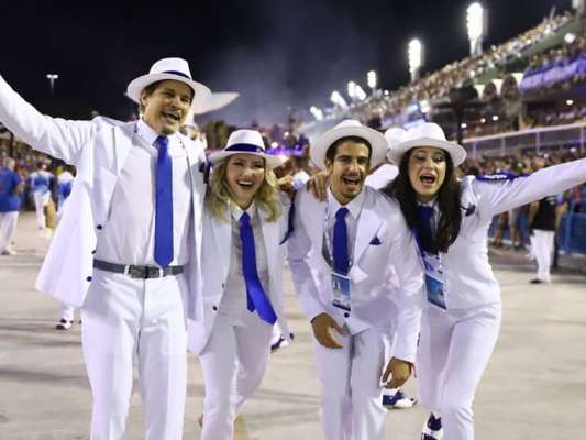 Família no samba: Sophia Raia e Enzo saem na Beija-Flor com pai, Edson Celulari. Veja fotos do desfile neste domingo, dia 25 de fevereiro de 2020