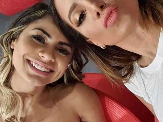Anitta elogia desfile de Lexa na Unidos da Tijuca e defende a cantora após tombo: 'Levantou ágil e elegante'. (25 de fevereiro de 2020)
