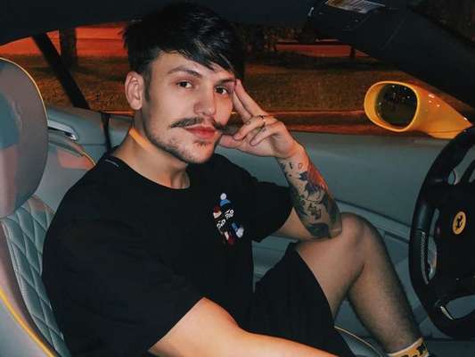 Saulo Poncio curte carnaval do Rio e é barrado ao tentar entrar em camarote da Marquês da Sapucaí (25 de fevereiro de 2020).