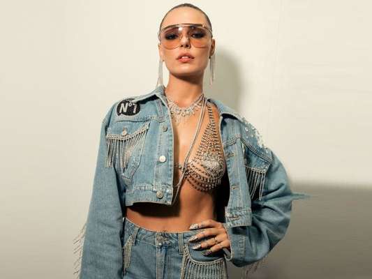 Jeans com franjas de strass é trend entre as famosas