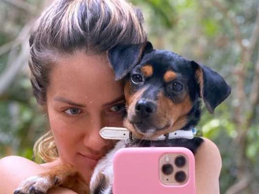 Giovanna Ewbank mostra barriga em foto de biquíni com pet postada nesta quarta-feira, dia 26 de fevereiro de 2020