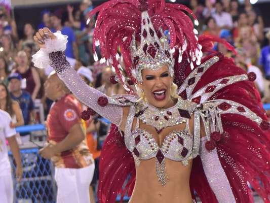 Lorena Improta, musa da Viradouro, vibra com título da escola no Carnaval do Rio de Janeiro. Veja vídeo compartilhado por ela nesta quarta-feira, dia 26 de janeiro de 2020