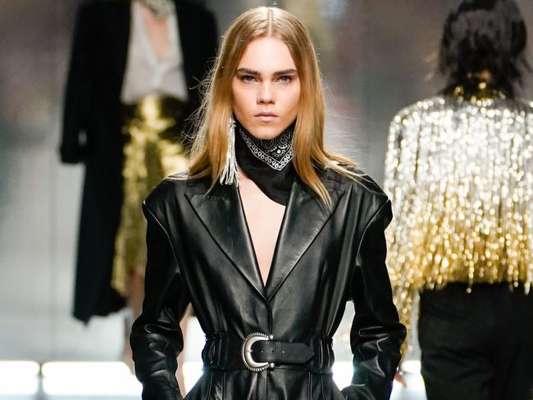 Moda de inverno na semana de moda de Paris traz couro e látex em looks