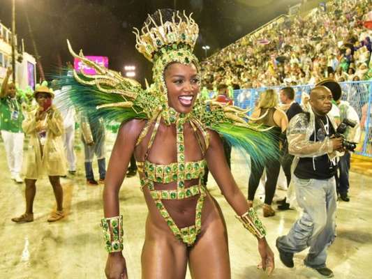 Pé quente, Iza comemora título da Imperatriz pela Série A do Carnaval 2020: 'É Campeã'