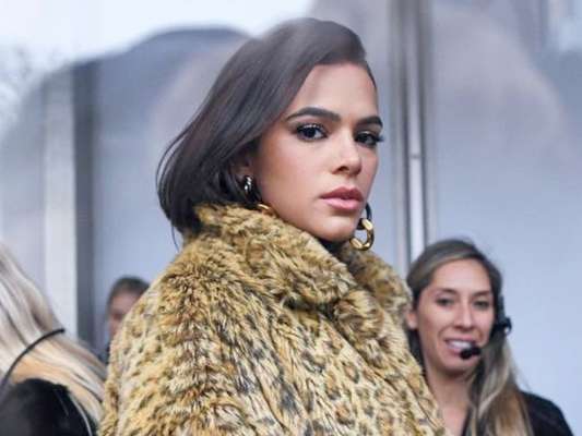 Bruna Marquezine curte Bloco Tropkillaz na casa noturna Hub RJ, em Santo Cristo, no Rio de Janeiro, em 26 de fevereiro de 2020