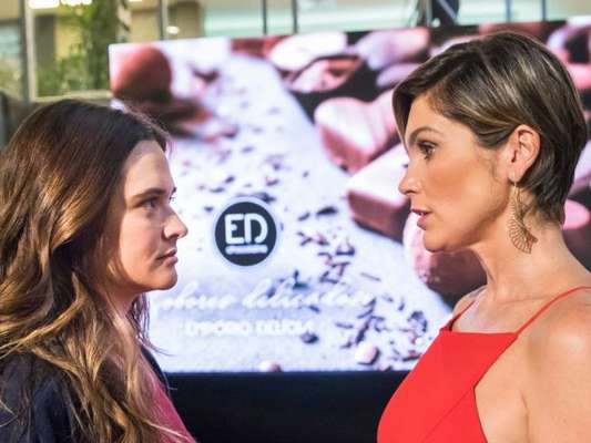 Nos próximos capítulos da novela 'Salve-se Quem Puder', Helena (Flavia Alessandra) resolve investigar a filha, Luna/Fiona (Juliana Paiva), sem saber do grau de parentesco que as une