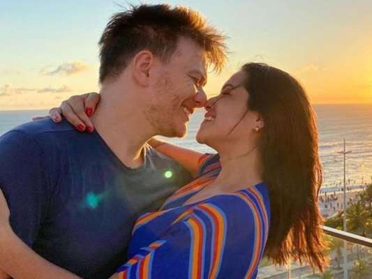 Thais Fersoza rebola em vídeo ao mostrar bastidor de bloco do marido, Michel Teló