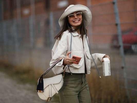 Tá na moda! Bucket hat volta como tendência no street style
