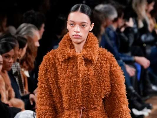 Stella McCartney apresentou sua moda atemporal e consciente na Semana de Moda em Paris