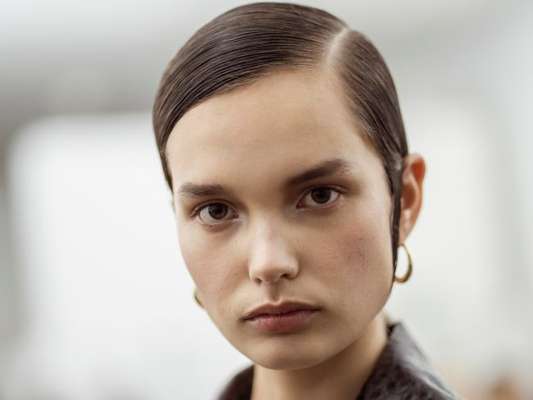 O cabelo todo esticado, com efeito molhado, foi o penteado que bombou nos desfiles das Semanas de Moda