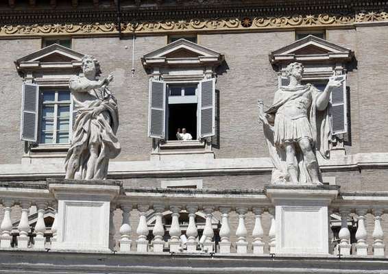 Papa si affaccia a finestra, saluto a fine Angelus