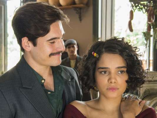 Último capítulo da novela 'Éramos Seis': Inês (Carol Macedo) admite a Alfredo (Nicolas Prattes) que ele é pai de seu filho, León (ator não divulgado)