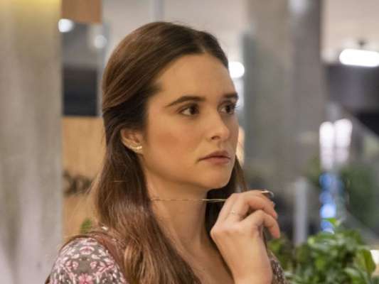 Novela 'Salve-se Quem Puder': Luna (Juliana Paiva) fica aflita ao descobrir que falsa morte de Kyra (Vitória Strada) foi descoberta. 'A situação tá saindo de controle', afirma