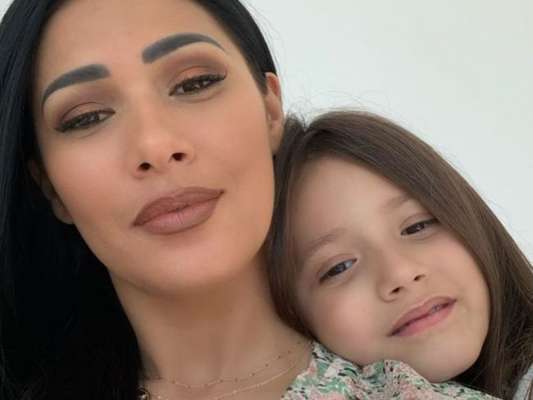 Simaria mostrou a filha, Giovanna, fazendo bolo em vídeo nesta quinta-feira, dia 26 de março de 2020