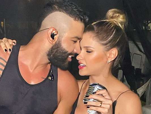 Gusttavo Lima fez um show da sala de sua mansão neste sábado, 28 de março de 2020