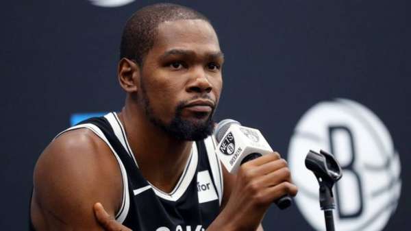 Kevin Durant, jogador do Brooklyn Nets - Kevin Durant, jogador do Brooklyn Nets, de 31 anos foi diagnosticado com coronavírus no dia 17 de março.