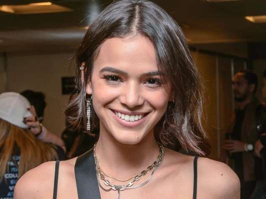 Bruna Marquezine filmou alguns micos andando pelo muro de sua casa neste domingo, 5 de abril de 2020