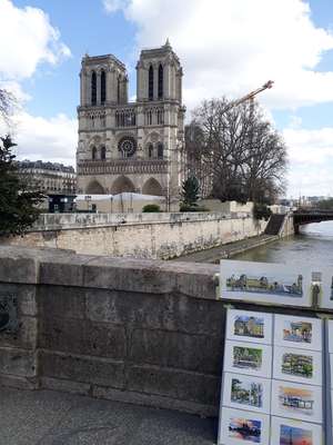 A destruição da igreja mais famosa e visitada do planeta impressiona quem visita a exposição de fotos da tragédia