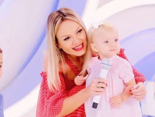 Eliana e os filhos, Arthur e Manuela, se divertiram no desafio da farinha
