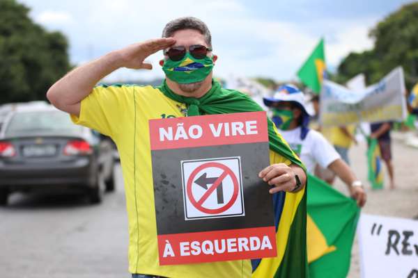 Apoiadores do presidente da República, Jair Bolsonaro, se concentram em ato diante do Comando Militar do Nordeste (CMNE), no Recife (PE)