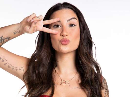 Bianca Andrade exibe brinquedo erótico e revela interesse em Mari Gonzalez em live