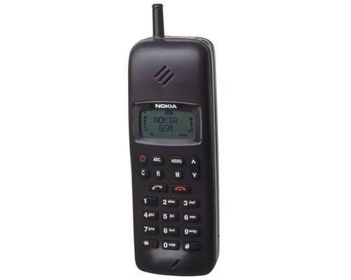 Nokia 1011 - Criado em 1992, foi o primeiro celular produzido em massa para redes GSM, faixa de frequências até hoje usada nas redes de telefonia celular em diversos países, incluindo o Brasil. O telefone, que podia receber mensagens SMS, marca a transição da telefonia celular analógica para a digital.
