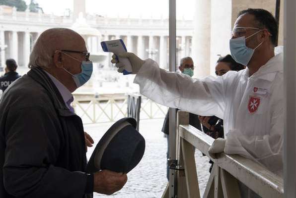 Após missa, fiéis puderam voltar a frequentar a basílica