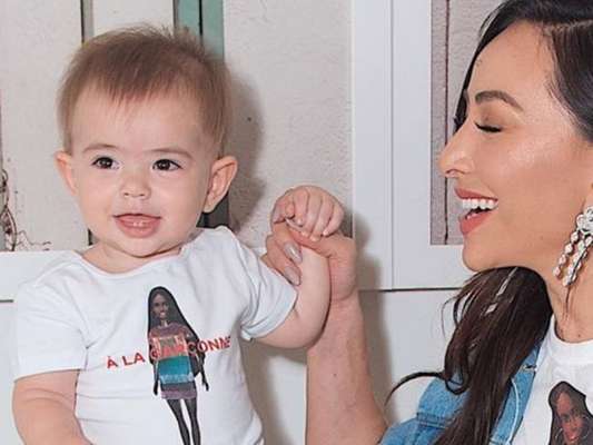 Sabrina Sato dividiu momentos da filha, Zoe, com os fãs