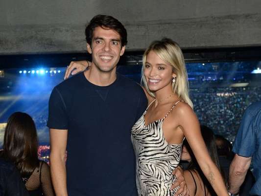 Carol Dias mostrou a evolução da barriga de gravidez e foi tietada pelo marido, Kaká: 'Barriguda mais linda'