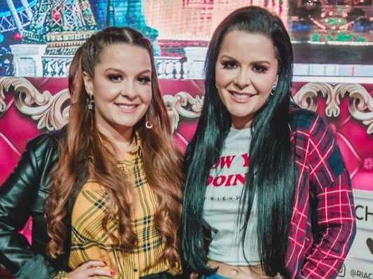 Maiara e Maraisa escolhem camisa xadrez para look de live no Youtube, em 23 de maio de 2020