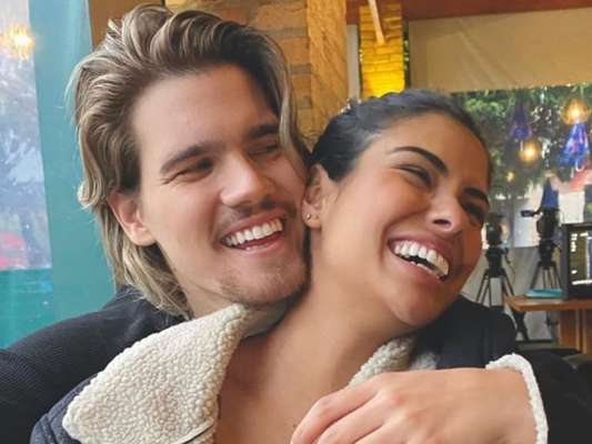 Munik Nunes posa com o namorado, Caio Cesar, em foto, em 23 de maio de 2020