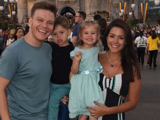 Michel Teló teve de novo cabelo cortado por Thais Fersoza e a filha do casal, Melinda, aprovou resultado: 'Gatão!'