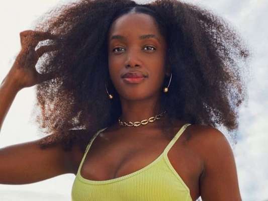 Iza ostenta corpo sarado em novas fotos de biquíni