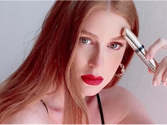 De batom vermelho, Marina Ruy Barbosa dá dica de make poderosa em vídeo