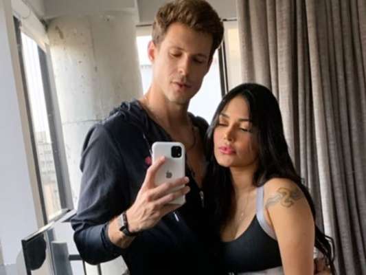 Flayslane ganha beijo do namorado, Fernando Pessiquelli, em foto e ganha declaração